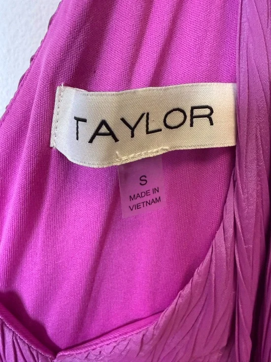 TAYLOR Magenta Pleated V-Neck Maxi Dress Flowy Silky Women’s Size Small - Picture 3 of 11